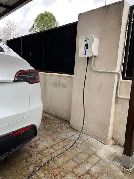 Cargando un Tesla en su garaje