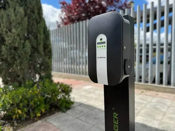 Policharger en jardín